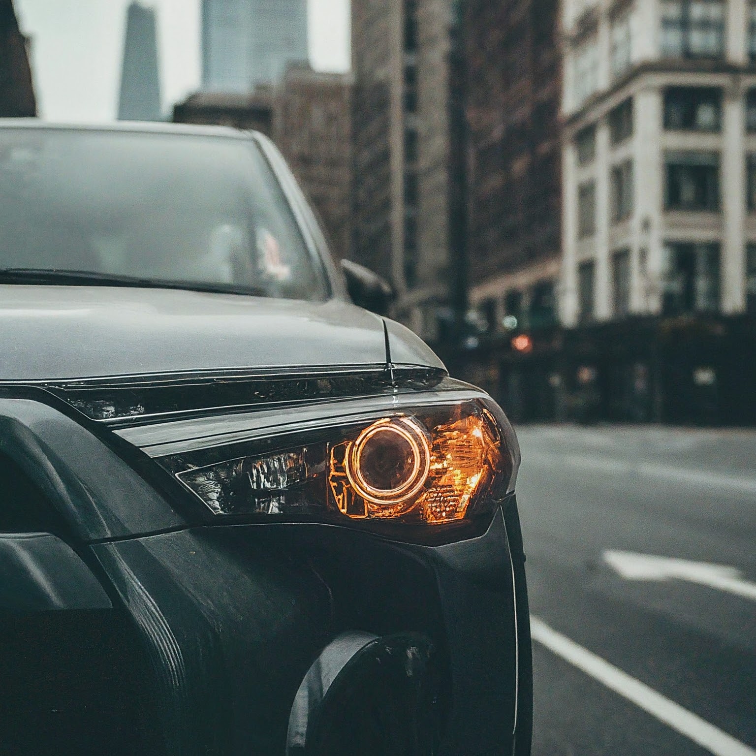 clignotant de véhicule 4x4 dans une ville